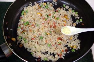 加入1小匙鸡精调味。