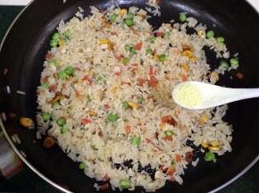 加入1小匙鸡精调味。