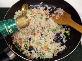 再倒入生抽翻炒均匀。