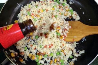 倒入少许蚝油。