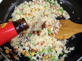 倒入少许蚝油。