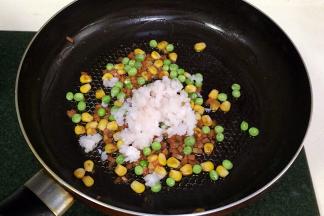 然后倒入磷虾肉翻炒片刻。