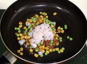然后倒入磷虾肉翻炒片刻。