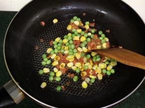 用锅铲进行翻炒至九分熟。