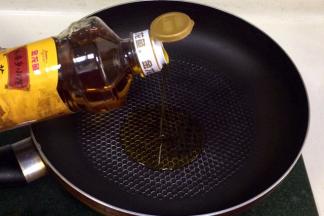 开火，在不粘锅内倒入菜籽油。