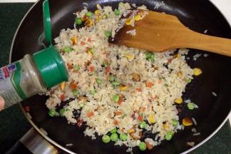 最后撒上少许黑胡椒粉，翻炒均匀即可出锅。