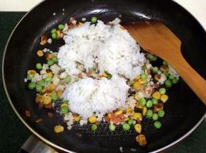 倒入米饭翻炒均匀，使米饭粒粒分开。
