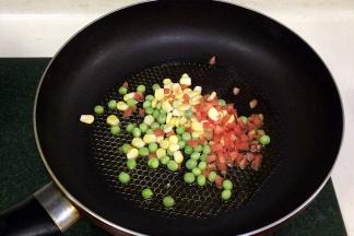 加入胡萝卜粒、玉米粒和豌豆。