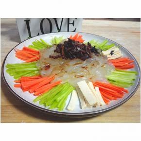 吃的时候搅拌在一起即可，味道酸爽可口，下饭好菜，柚子酱油那清爽的味道就可以尝出来真的不错，。