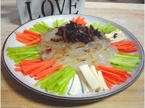 吃的时候搅拌在一起即可，味道酸爽可口，下饭好菜，柚子酱油那清爽的味道就可以尝出来真的不错，。