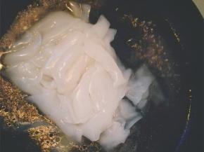 锅内加入开水，水开后放入拉皮煮2分钟即可捞出过凉水