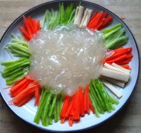 控干水的拉皮也放入盘中