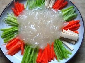控干水的拉皮也放入盘中