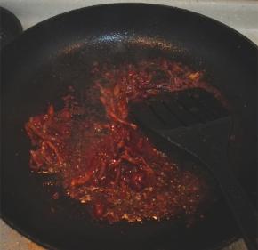 热锅凉油，油开放入肉丝煸炒至变色，放入豆瓣酱翻炒几下就可以出锅