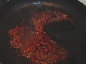 热锅凉油，油开放入肉丝煸炒至变色，放入豆瓣酱翻炒几下就可以出锅
