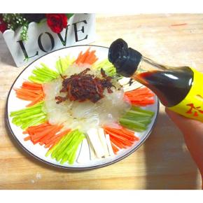 把肉丝放到拉皮上，浇上醋跟柚子酱油，撒上少许盐就可以开吃了