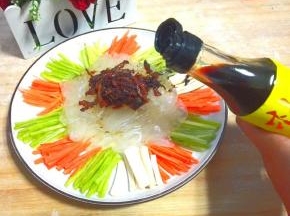 把肉丝放到拉皮上，浇上醋跟柚子酱油，撒上少许盐就可以开吃了
