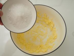 黄油室温软化，加入细砂糖打发至颜色发白，体积变大。