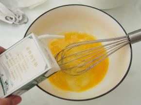 鸡蛋打散，加入牛奶，充分搅拌均匀。