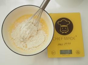 筛入低筋面粉，切拌均匀。