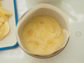 模具底部倒上一层面糊，抹平后铺上一层苹果片，然后继续按照一层面糊一层苹果片的步骤将面糊和苹果片铺好，最顶层是一层面糊。