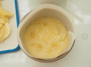 模具底部倒上一层面糊，抹平后铺上一层苹果片，然后继续按照一层面糊一层苹果片的步骤将面糊和苹果片铺好，最顶层是一层面糊。