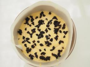 表面撒一层切碎的黑加仑，烤箱中层上下火，170度，40分钟左右熟透即可。出炉后撒上一层椰蓉装饰~