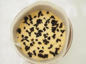 表面撒一层切碎的黑加仑，烤箱中层上下火，170度，40分钟左右熟透即可。出炉后撒上一层椰蓉装饰~