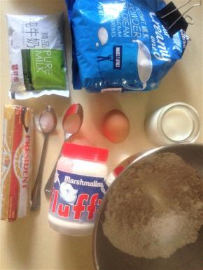 1、把面团材料 除了黄油的部分放入搅面桶 牛奶留出一部分 看面团的状态加入 搅打成团 静止一会让面团起筋 如果室温高或者后面的操作太慢 可以入冰箱冷藏静置 记得盖上保鲜膜