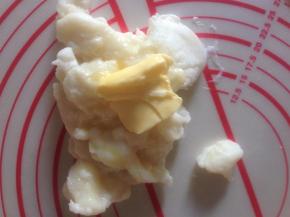 4、把加热好的麻薯取出来  趁热加入黄油带手套揉到看不到黄油