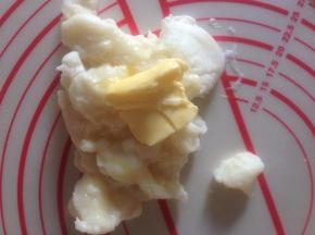 4、把加热好的麻薯取出来  趁热加入黄油带手套揉到看不到黄油