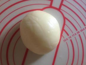 5、麻薯面团Q弹上劲  注意烫手 一定要趁热揉  凉了黄油揉不进去