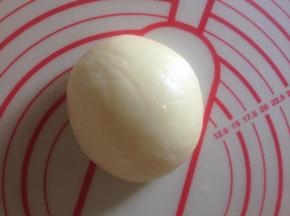 5、麻薯面团Q弹上劲  注意烫手 一定要趁热揉  凉了黄油揉不进去