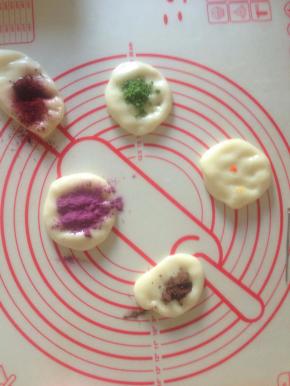 7、分别加入红曲粉 紫薯粉 可可粉 抹茶粉  南瓜平时都是用新鲜的 没有粉  这次是用的DR的黄色色粉 揉匀 喜欢色彩的 可以做更多的颜色