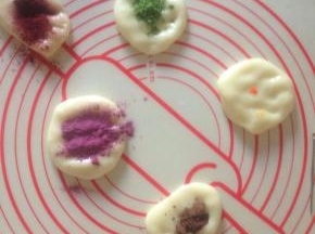 7、分别加入红曲粉 紫薯粉 可可粉 抹茶粉  南瓜平时都是用新鲜的 没有粉  这次是用的DR的黄色色粉 揉匀 喜欢色彩的 可以做更多的颜色