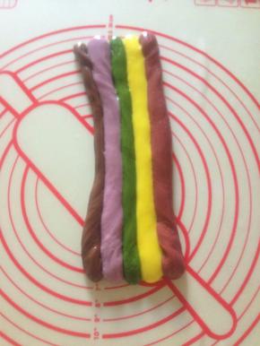 8、揉好的彩色面团 按顺序排好 盖上保鲜膜备用