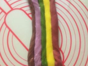 8、揉好的彩色面团 按顺序排好 盖上保鲜膜备用