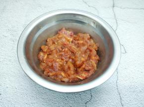 肉丝加点生抽，淀粉，蛋清腌制10分钟