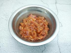 肉丝加点生抽，淀粉，蛋清腌制10分钟