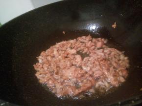 锅里放油，煸炒肉丝