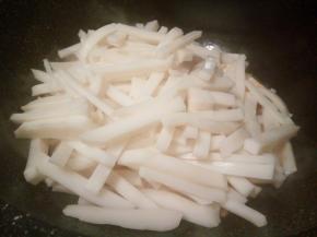 再加年糕翻炒几下