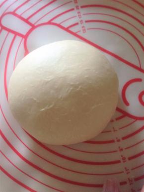 9、面包面团加入黄油揉到表面能看到膜泡  摔几下 把面团收圆