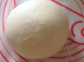 9、面包面团加入黄油揉到表面能看到膜泡  摔几下 把面团收圆