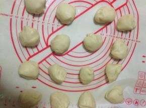 11、面团分成16份  尽量均匀  出来的整体效果比较漂亮
