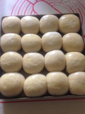 15、摆放的时候  要有间距  27度大约发酵1小时  到1.5~2倍大  表面刷蛋液 撒黑芝麻和椰蓉