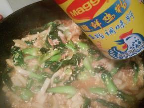 加生抽少许，鸡粉少许，翻炒均匀