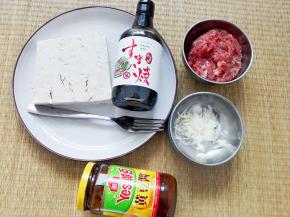 准备豆腐400g 寿喜锅调味汁2勺 肉末150g 葱末15g 黄豆酱1勺