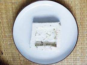 首先将豆腐挖了方形，里面挖空一半