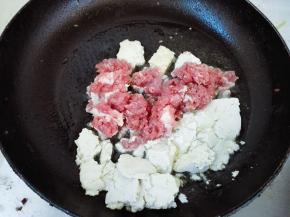 热锅凉油，油开将肉末还有挖出来的豆腐一起放入锅中炒制