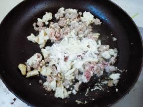 炒制颜色变了放入葱末继续翻炒，直到出来葱香味